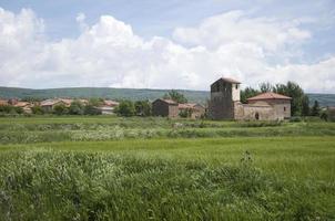 pueblo rural en españa. turbinas de viento en el fondo. soria foto