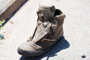 antigua bota de trekking encontrada en el camino de santiago. pie izquierdo foto