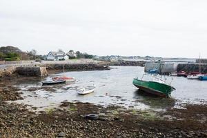 hermosa bahía con barcos durante la marea baja. Irlanda foto