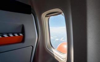 vista desde la ventana del avión al cielo azul y las nubes blancas foto