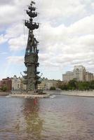 moscú, rusia, monumento al gran zar ruso pedro 1 foto