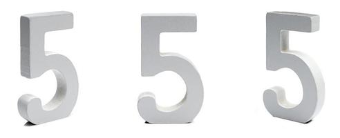 figura cinco hecha de yeso sobre un fondo blanco en diferentes ángulos. foto