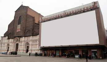 maqueta en blanco de la cartelera de publicidad callejera en bolonia, italia, durante el día. cartel al aire libre para el concepto de publicidad foto