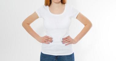 chica con camiseta blanca aislada. bonita sonrisa cabeza roja mujer en camiseta maqueta, en blanco. foto