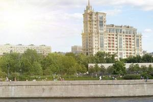 el edificio cerca del paseo marítimo. río Moscú. foto