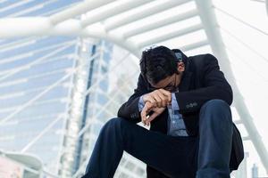 hombre de negocios sentado triste mirando desempleado foto