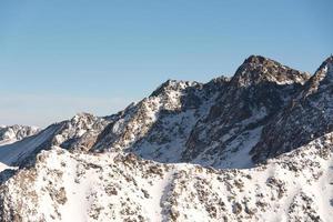 montañas en los pirineos en la estación de esquí de grandvalira en andorra foto