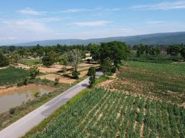 tierras de cultivo en la ladera de la montaña en Tailandia rural, fotografía de paisajes, fotografía de drones foto