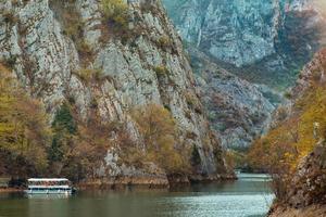 río en un desfiladero de montaña. vista desde el barco hasta el río en el desfiladero de la montaña, cañón. foto