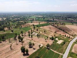 tierras de cultivo en la ladera de la montaña en Tailandia rural, fotografía de paisajes, fotografía de drones foto