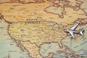 avión sobre un mapa de primer plano de américa del norte. foto