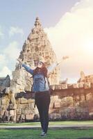 joven mujer atractiva disfruta de la vida mientras viaja en el templo de phnom peldaño en tailandia. foto