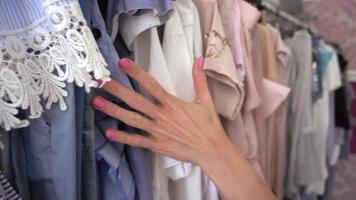 kvinna shopping i en underkläder butik - testa kvalitet video