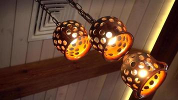 lâmpada decorada para interior aconchegante do bar do restaurante video