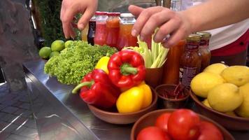 färska grönsaker för vegetarisk dryck - tomater, sallad, peppar, citron video