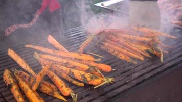 cocinero prepara papas fritas de zanahoria a la parrilla video