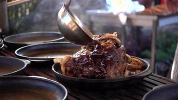 cozinheiro prepara um prato de carne de vitela com tomate e verduras video