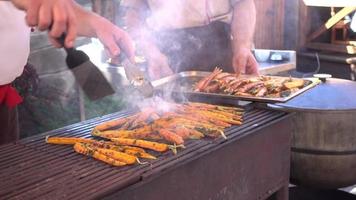 cocinero prepara papas fritas de zanahoria a la parrilla video