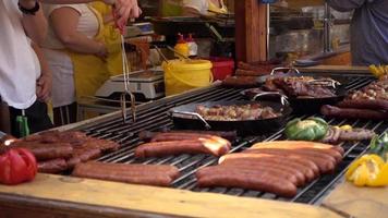 Kochen Sie gegrilltes Fleisch, das auf einem Streetfood-Festival gebraten wird video