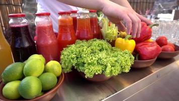 verduras frescas para bebidas vegetarianas - tomates, lechuga, pimienta, limón video