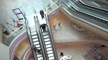 galería de escaleras mecánicas en el centro comercial - la gente sube y baja video