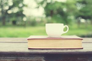 una taza de café con libro, relajante concepto de vacaciones. foto