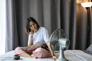 una chica sentada y tomando café en el dormitorio. foto