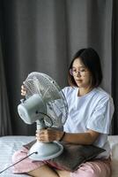 mujer vestida con una camisa blanca y un asa para el ventilador. foto