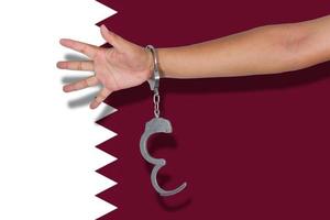 esposas con la mano en la bandera de qatar foto