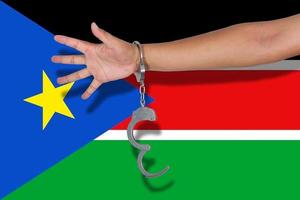 esposas con la mano en la bandera de sudán del sur foto