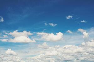primer plano cielo azul con nubes horario de verano foto