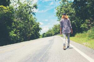 mujer joven inconformista alejándose sola en una calle lateral. foto