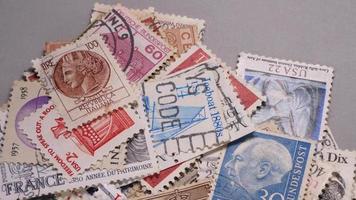 Nahaufnahme von alten Briefmarken video
