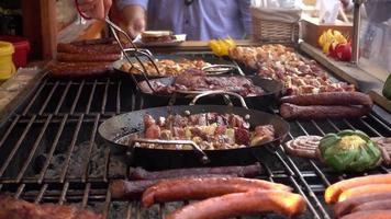 cocinar carne asada a la parrilla en un festival de comida callejera video