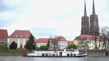 tramway de l'eau de la ville - navire avec des touristes sur la rivière wroclaw pologne video