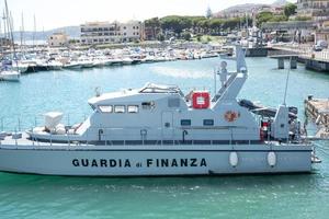 formia, italia, 15 de julio de 2021 - barco patrullero de la guardia financiera italiana
