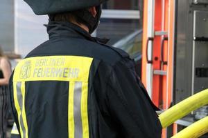 bombero del departamento de bomberos de Berlín de espaldas en el trabajo foto