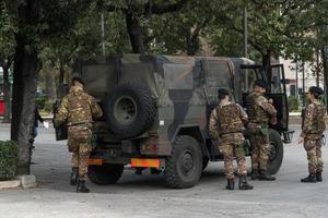 soldados italianos en camuflaje de pie junto a un camión militar foto