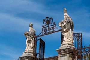 sicilia, italia, 2019 - puerta de la catedral de cefalu foto