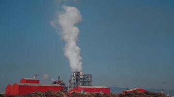 fumaça poluir a atmosfera da indústria com poluição de ecologia de fumaça.