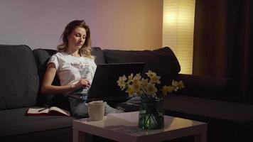 pigiste fatiguée qui termine son travail en ligne sur un ordinateur portable. video