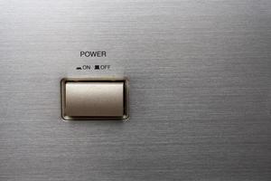 botón de encendido metálico en la carcasa metálica del reproductor. foto