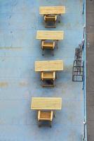 vista superior de mesas y sillas de madera. foto
