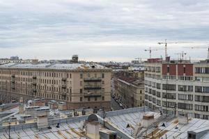 vista de st. petersburgo, tejados y calles en un día de verano. foto