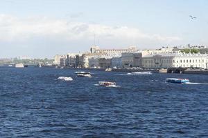 vista desde el puente en st. petersburgo en el río neva. foto