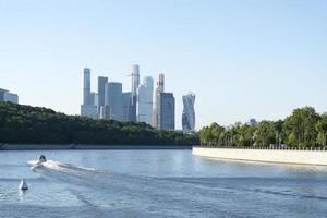 vista del centro internacional de negocios de moscú, desde el río moscú. foto