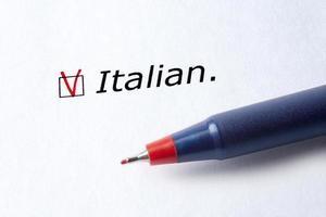 la palabra italiano está impresa en un fondo blanco. foto