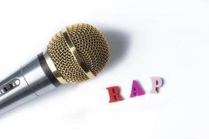 micrófono sobre un fondo blanco con las palabras rap