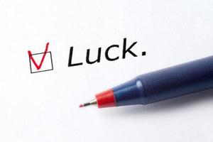 la palabra suerte está impresa en un fondo blanco. foto