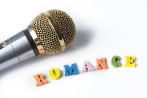 micrófono sobre un fondo blanco con las palabras romance